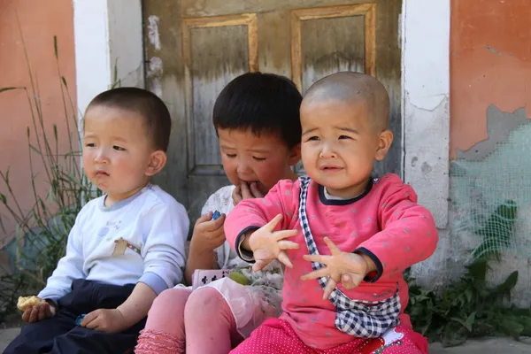 Drie kazakh kinderen, er anders uitzien Stockfoto