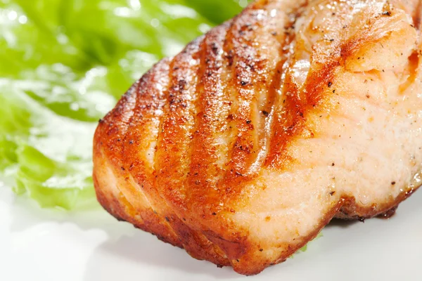 Beyaz plaka üzerinde ızgara somon