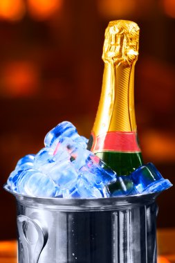 bir kova buz ile şampanya şişesi