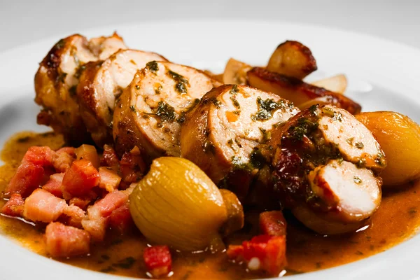 Tavşan eti-roll makarna sosu altında