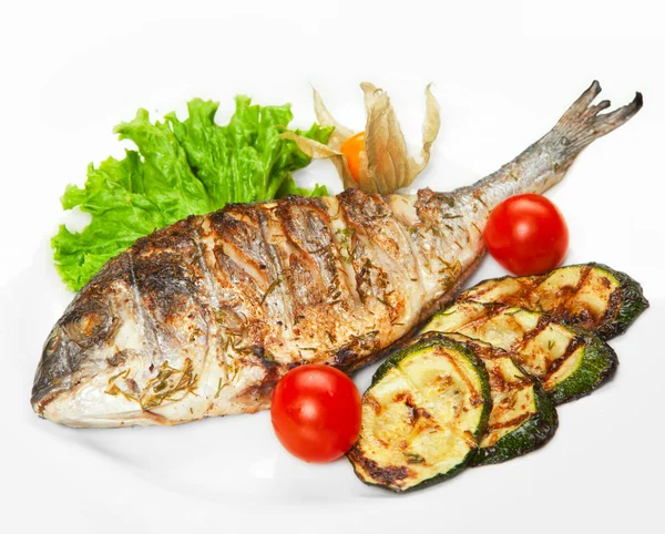 Pesce alla griglia con verdure — Foto Stock