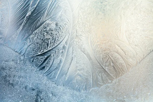 Frosty natuurlijk patroon op winterraam — Stockfoto