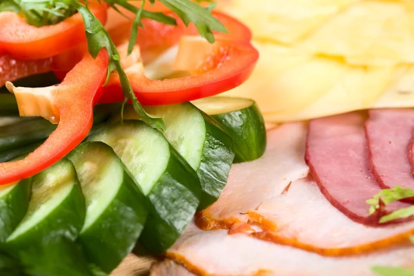 Taglio di salumi su un tavolo celebrativo — Foto Stock