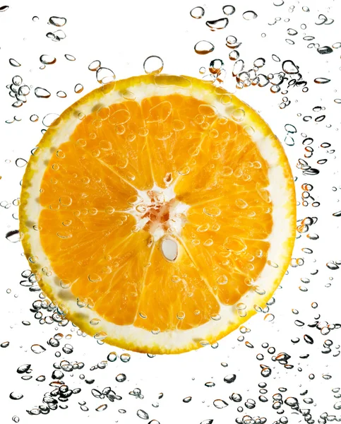 Die Orange fällt ins Wasser lizenzfreie Stockbilder