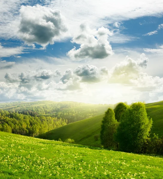 Beau paysage et ciel nuageux — Photo