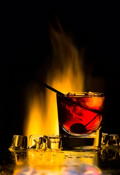 Cocktail com fogo e um gelo — Fotografia de Stock