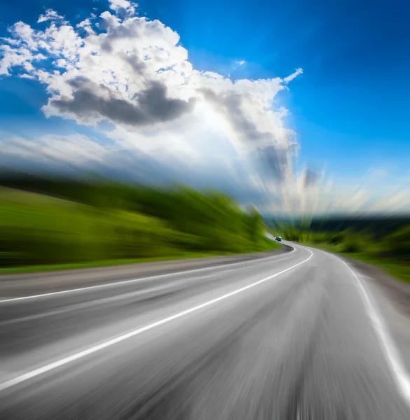 yol ve bulutlu mavi gökyüzü hareket bulanık