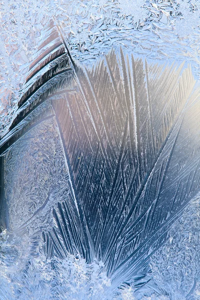 Frostiges natürliches Muster am Winterfenster — Stockfoto