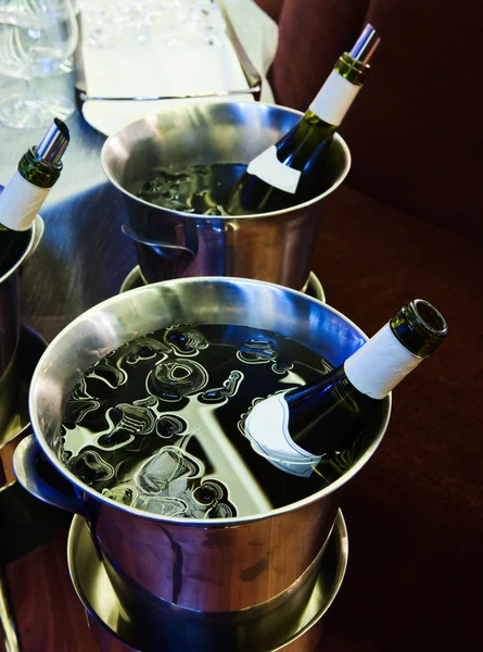 bir içecek soğutma için su ve buz kovası