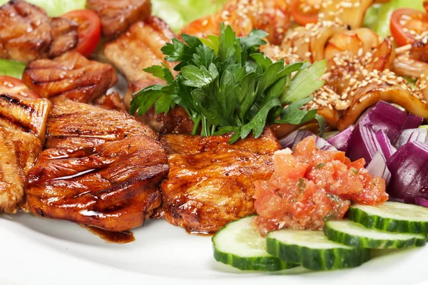 Barbacoa con salsa y verduras — Foto de Stock