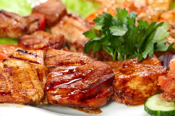 Barbecue con salsa e verdure — Foto Stock