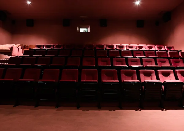 Rote Sitzreihen im Theater Stockfoto