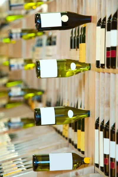 Weinladen, Flaschen im Regal Stockbild