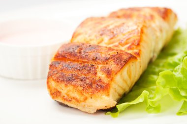 Beyaz plaka üzerinde ızgara somon