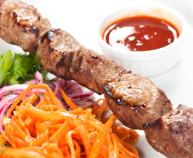 Barbekü sos ve sebze ile