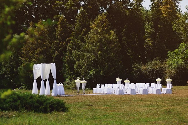 Свадебная церемония в саду — стоковое фото