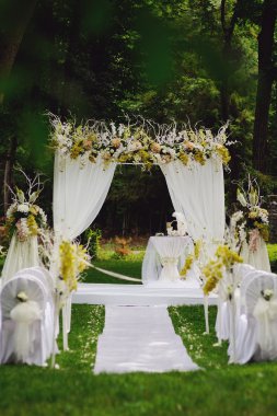 Güzel Bir Bahçede Düğün Töreni