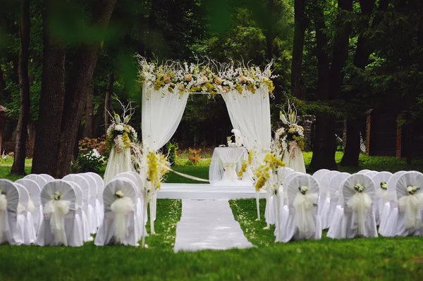 Ceremonia de boda en jardín — Foto de Stock