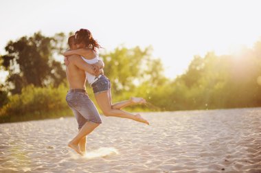 plajda eğlenmek couple