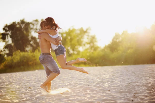 Pareja en la playa divirtiéndose —  Fotos de Stock