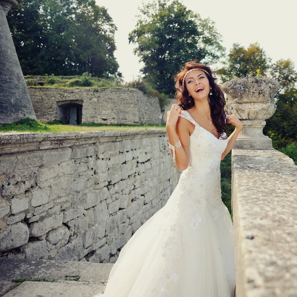 Emotions of a beatiful bride — Stock Photo, Image