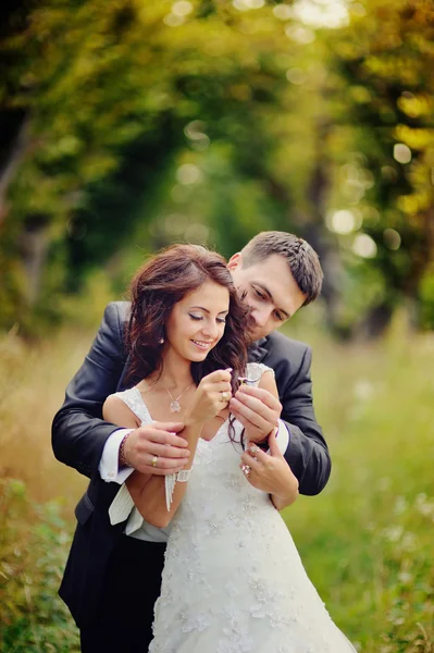 Casal casal abraçando — Fotografia de Stock