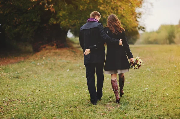 Jovem casal a afastar-se — Fotografia de Stock