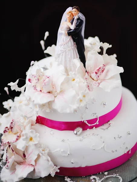 Gorgeous wedding cake decorated with creamy flowers — Stock Photo, Image