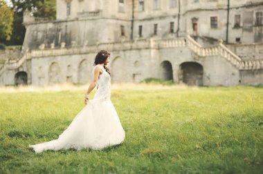 Batı Ukrayna Kalesi'nin yanında yürüyen muhteşem genç gelin