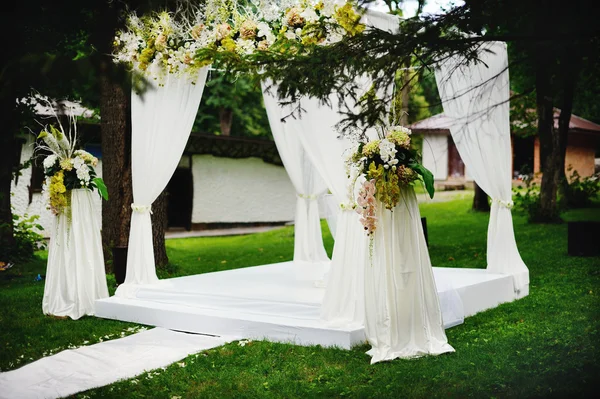 Cerimónia de casamento fora — Fotografia de Stock