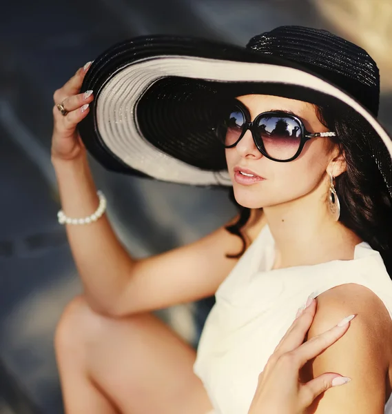 Mladí letní dívka, která nosí klobouk — Stock fotografie