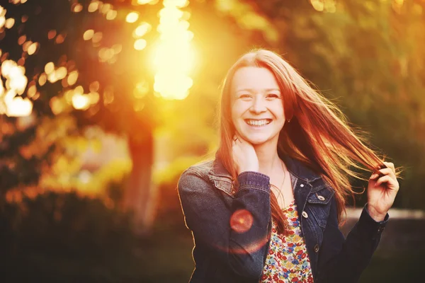 Portrait of red hair girl outdoor smiling — Stock Photo, Image