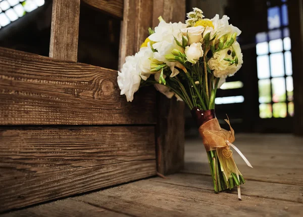 华丽的婚礼花束用弓和在木质表面上的心 — 图库照片
