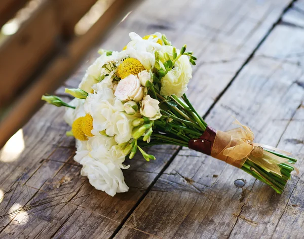 Bruids boeket met rozen en freesia — Stockfoto