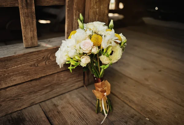 Bouquet de mariée avec roses et freesia — Photo