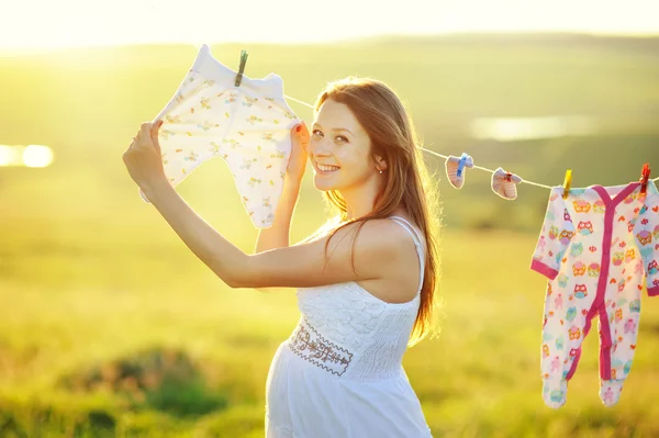 Schwangere im geschmückten Garten — Stockfoto