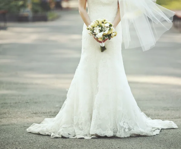 Lindo vestido de noiva — Fotografia de Stock
