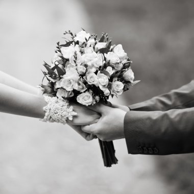 weddingl bir çift siyah beyaz eller