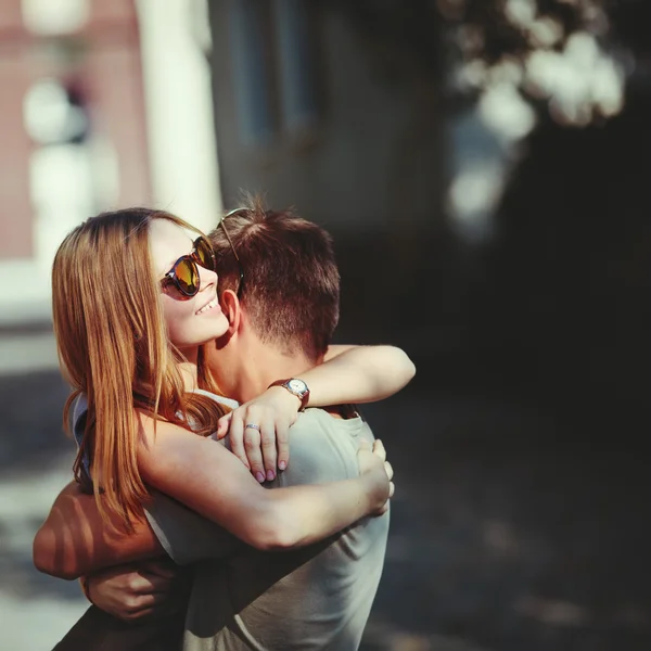 Lycklig tonåring par omfattar — Stockfoto