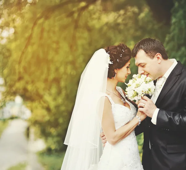 Jugendliches glückliches Hochzeitspaar. — Stockfoto