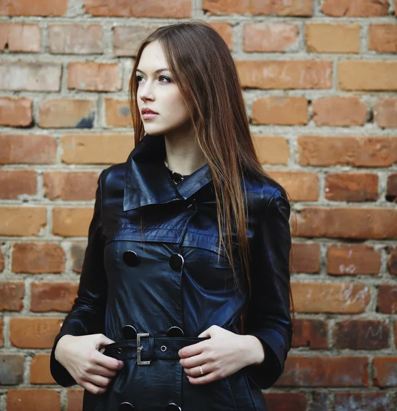 Mladá žena nosí koženou bundu — Stock fotografie