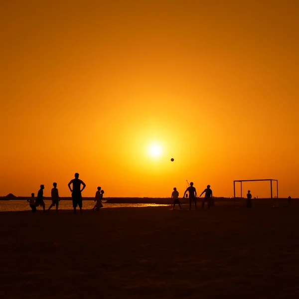 Voetbal in jumeira beach in dubai — Stockfoto