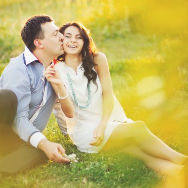 bahçede harika vakit bir tarihe sahip çift.