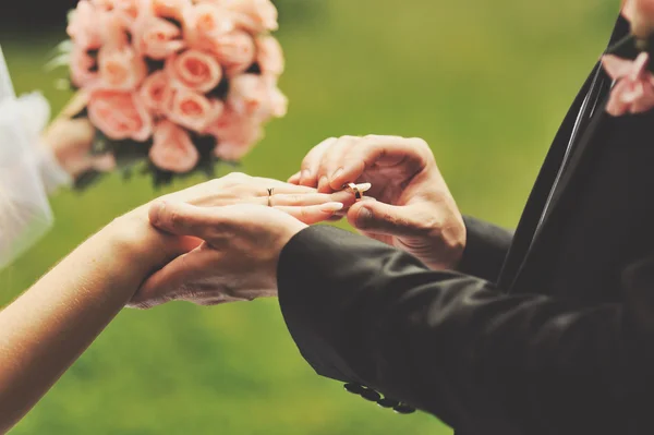 Bröllopsfotot. bruden och brudgummen som håller hand. — Stockfoto