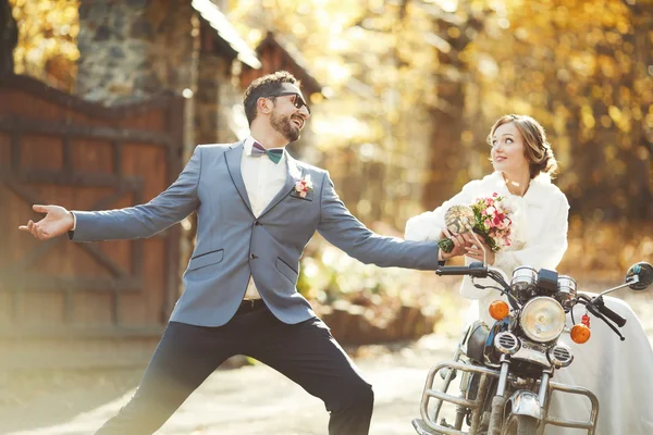 Newlywed pár motobike — Stock Fotó