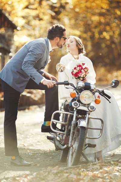 Casal recém-casado em moto — Fotografia de Stock