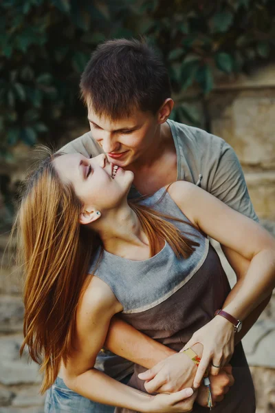 Teen couple bonding, posing together, looking at camera. — Stock Photo, Image