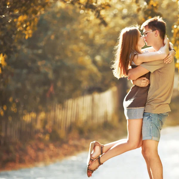 Teen par limning, poserar tillsammans, titta på kameran. — Stockfoto