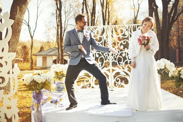 Tolles Hochzeitspaar einfach glücklich zusammen. — Stockfoto