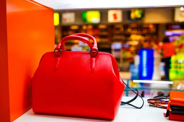 Bolsa de moda vermelha na loja — Fotografia de Stock